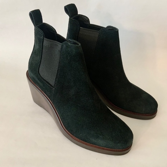 Clarks Women's Clarkdale 2 Top Black Suede Wedged Bootie Chelsea Ankle Boots 9 - Picture 3 of 10